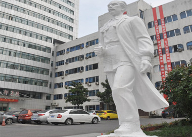 白求恩像